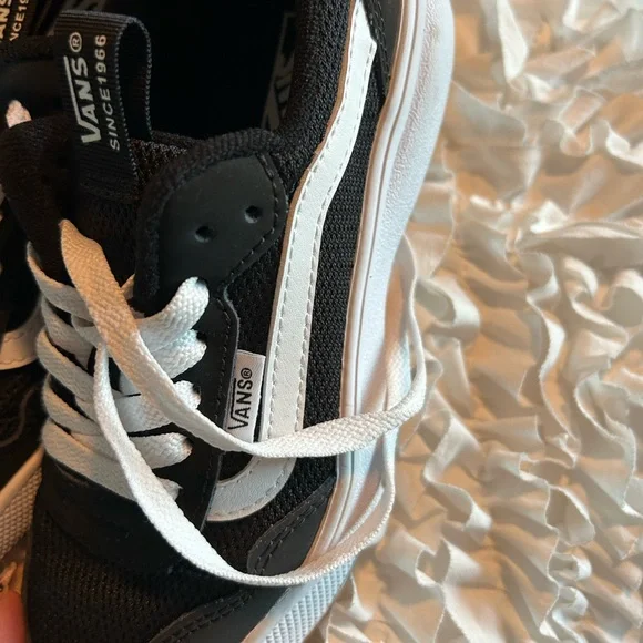 Vans Kids Classic Black and White Sneakers • 3 • NWT - Picture 4 of 7
